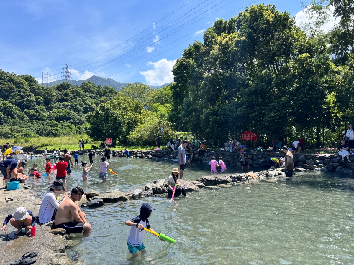 ★宜蘭親子景點★『東岳湧泉公園』免門票免費停車!天然冰冷湧泉,水淺好玩、夏日避暑的水樂園,親子一日遊推薦! - 第6張圖 ★宜蘭親子景點★『東岳湧泉公園』免門票免費停車!天然冰冷湧泉,水淺好玩、夏日避暑的水樂園,親子一日遊推薦!