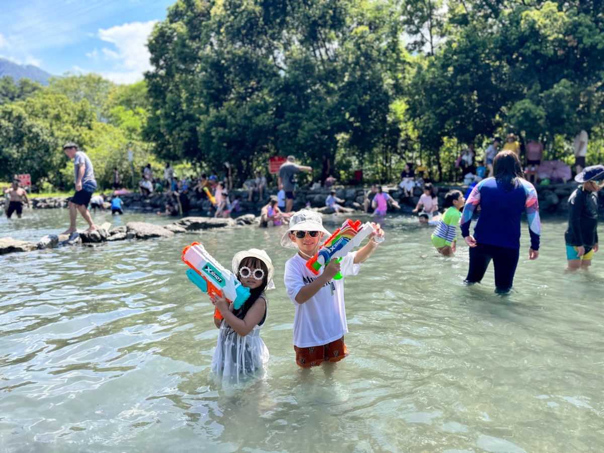★宜蘭親子景點★『東岳湧泉公園』免門票免費停車!天然冰冷湧泉,水淺好玩、夏日避暑的水樂園,親子一日遊推薦! - 第7張圖 ★宜蘭親子景點★『東岳湧泉公園』免門票免費停車!天然冰冷湧泉,水淺好玩、夏日避暑的水樂園,親子一日遊推薦!