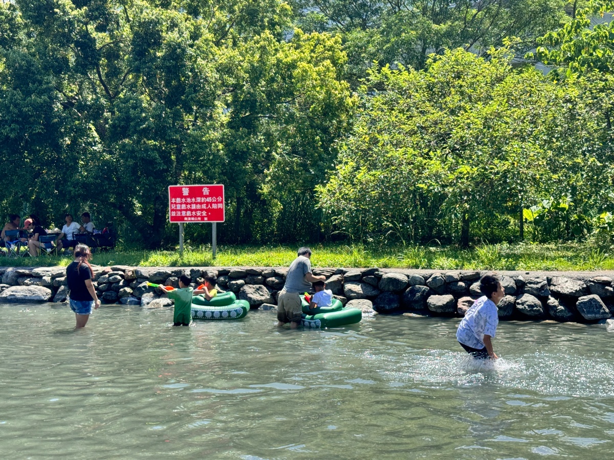 ★宜蘭親子景點★『東岳湧泉公園』免門票免費停車!天然冰冷湧泉,水淺好玩、夏日避暑的水樂園,親子一日遊推薦! - 第8張圖 ★宜蘭親子景點★『東岳湧泉公園』免門票免費停車!天然冰冷湧泉,水淺好玩、夏日避暑的水樂園,親子一日遊推薦!