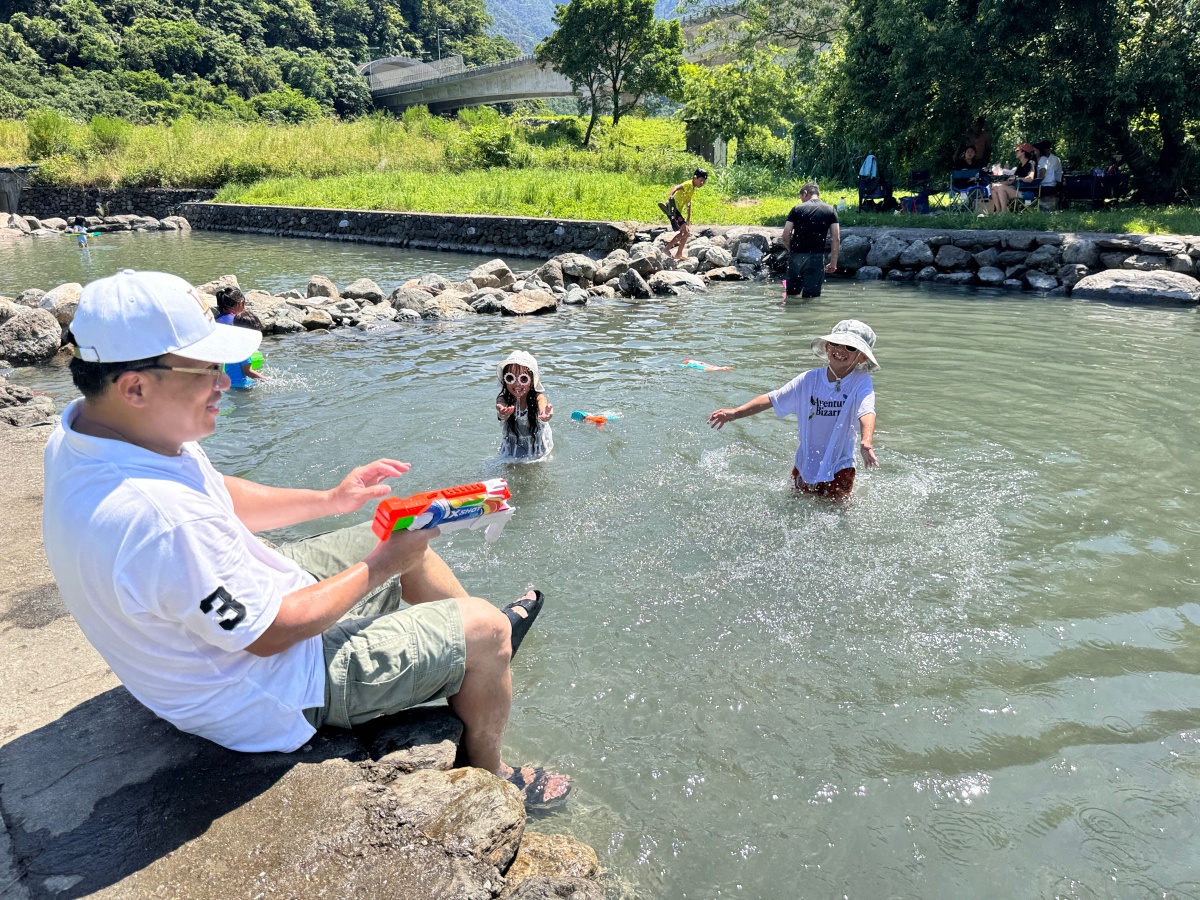 ★宜蘭親子景點★『東岳湧泉公園』免門票免費停車!天然冰冷湧泉,水淺好玩、夏日避暑的水樂園,親子一日遊推薦! - 第9張圖 ★宜蘭親子景點★『東岳湧泉公園』免門票免費停車!天然冰冷湧泉,水淺好玩、夏日避暑的水樂園,親子一日遊推薦!