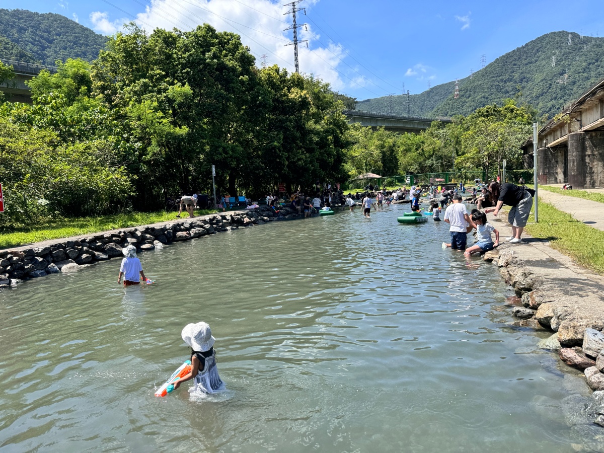 ★宜蘭親子景點★『東岳湧泉公園』免門票免費停車!天然冰冷湧泉,水淺好玩、夏日避暑的水樂園,親子一日遊推薦! - 第10張圖 ★宜蘭親子景點★『東岳湧泉公園』免門票免費停車!天然冰冷湧泉,水淺好玩、夏日避暑的水樂園,親子一日遊推薦!