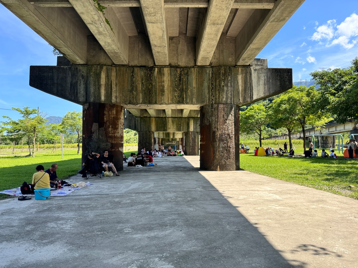 ★宜蘭親子景點★『東岳湧泉公園』免門票免費停車!天然冰冷湧泉,水淺好玩、夏日避暑的水樂園,親子一日遊推薦! - 第17張圖 ★宜蘭親子景點★『東岳湧泉公園』免門票免費停車!天然冰冷湧泉,水淺好玩、夏日避暑的水樂園,親子一日遊推薦!
