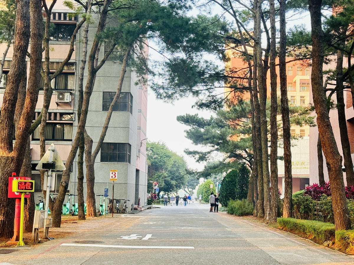★桃園★國立中央大學*免費的親子景點好去處,優美的園區、大草 ★桃園★國立中央大學*免費的親子景點好去處,優美的園區、大草