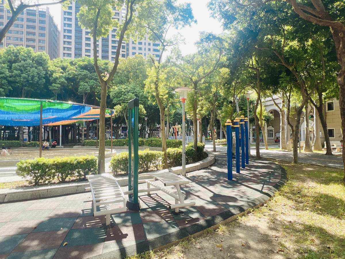 ★桃園★同安親子公園*鄰近全台最美圖書館的小綠地,溜滑梯、立 ★桃園★同安親子公園*鄰近全台最美圖書館的小綠地,溜滑梯、立