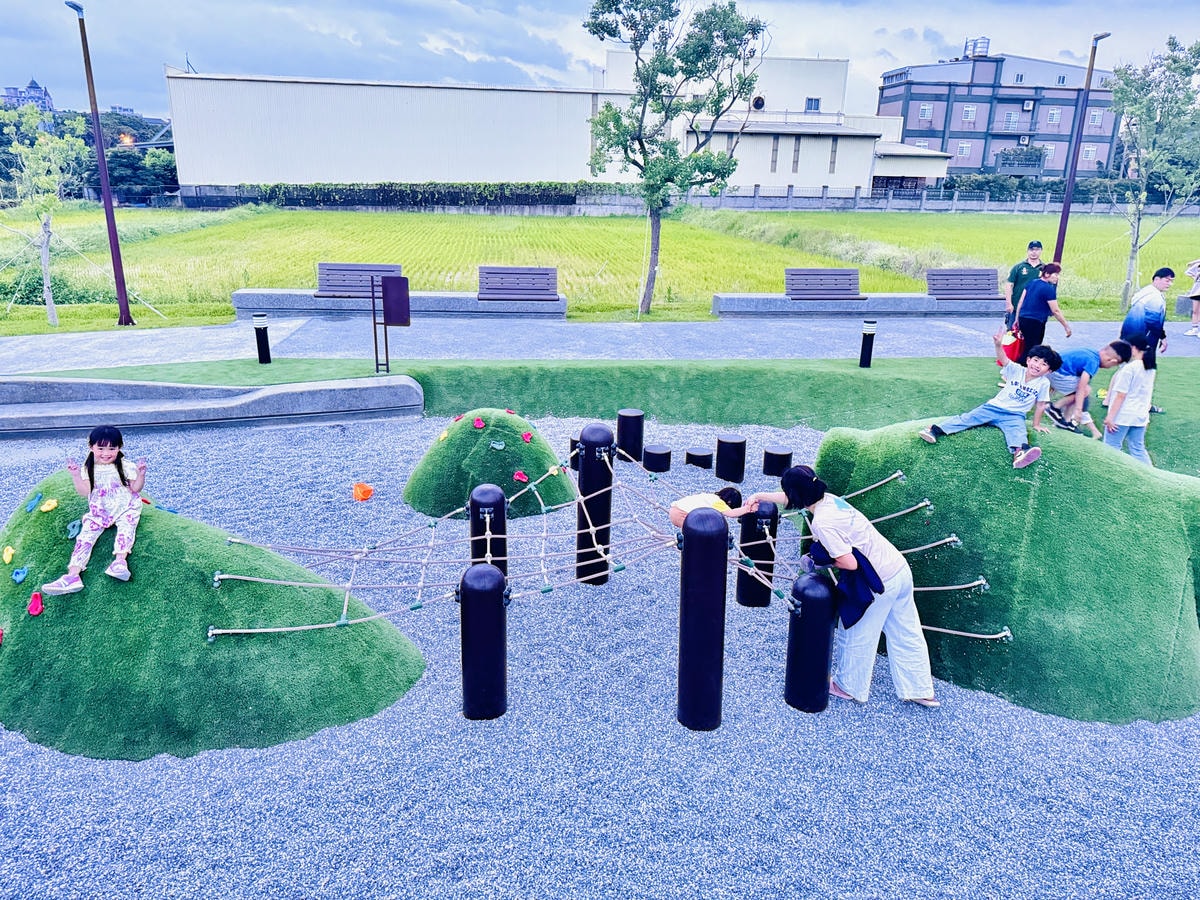 ★桃園親子景點推薦★蘆竹最新特色遊戲場『新龍公園』,磨石子滑 ★桃園親子景點推薦★蘆竹最新特色遊戲場『新龍公園』,磨石子滑