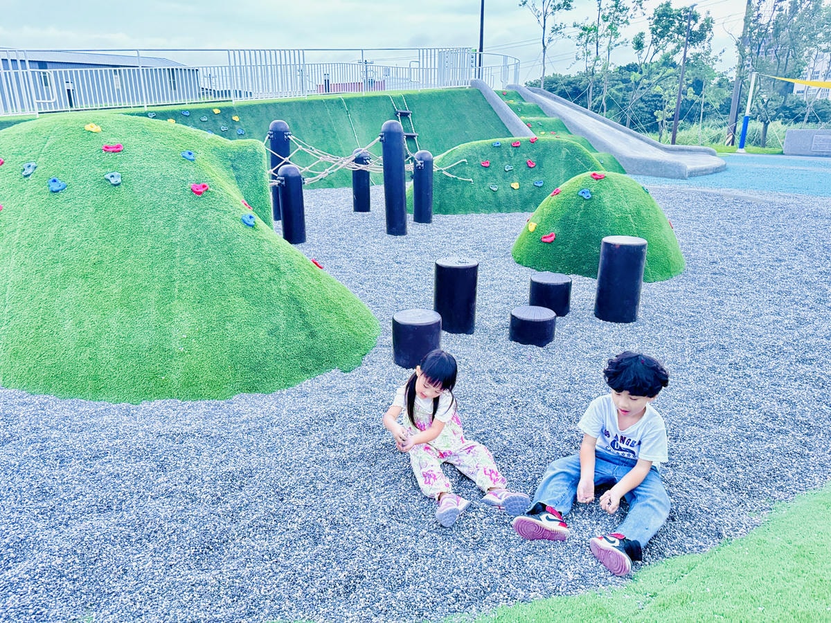 ★桃園親子景點推薦★蘆竹最新特色遊戲場『新龍公園』,磨石子滑 ★桃園親子景點推薦★蘆竹最新特色遊戲場『新龍公園』,磨石子滑