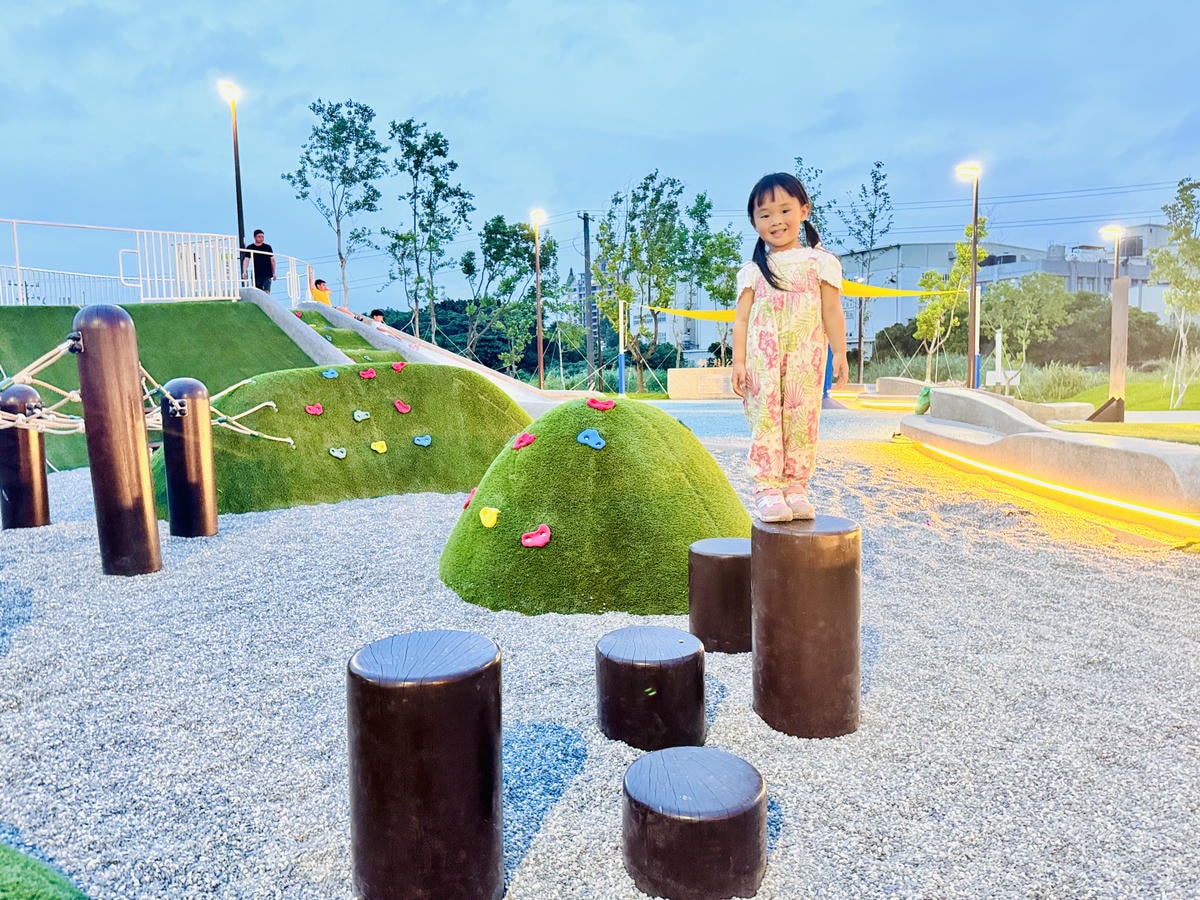 ★桃園親子景點推薦★蘆竹最新特色遊戲場『新龍公園』,磨石子滑 ★桃園親子景點推薦★蘆竹最新特色遊戲場『新龍公園』,磨石子滑