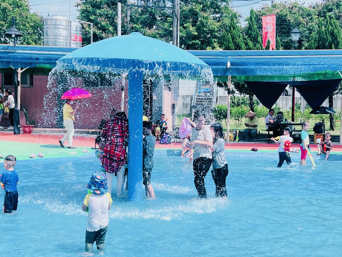 ★嘉義●竹崎*竹崎親水公園*夏日限定免費玩水景點,有大水桶、 ★嘉義●竹崎*竹崎親水公園*夏日限定免費玩水景點,有大水桶、