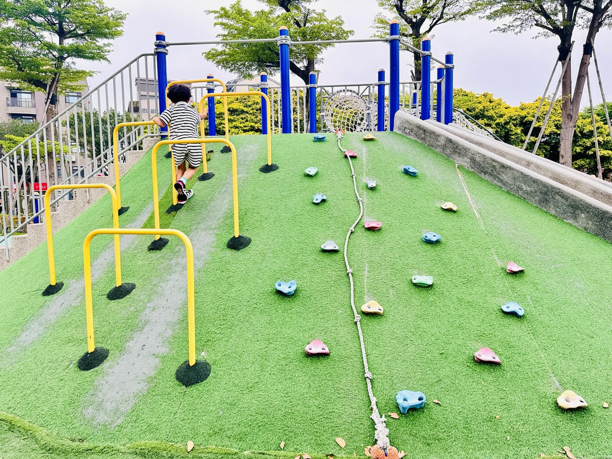 ★桃園親子景點推薦★中壢文化公園,小而巧的交通特色遊戲場, ★桃園親子景點推薦★中壢文化公園,小而巧的交通特色遊戲場,