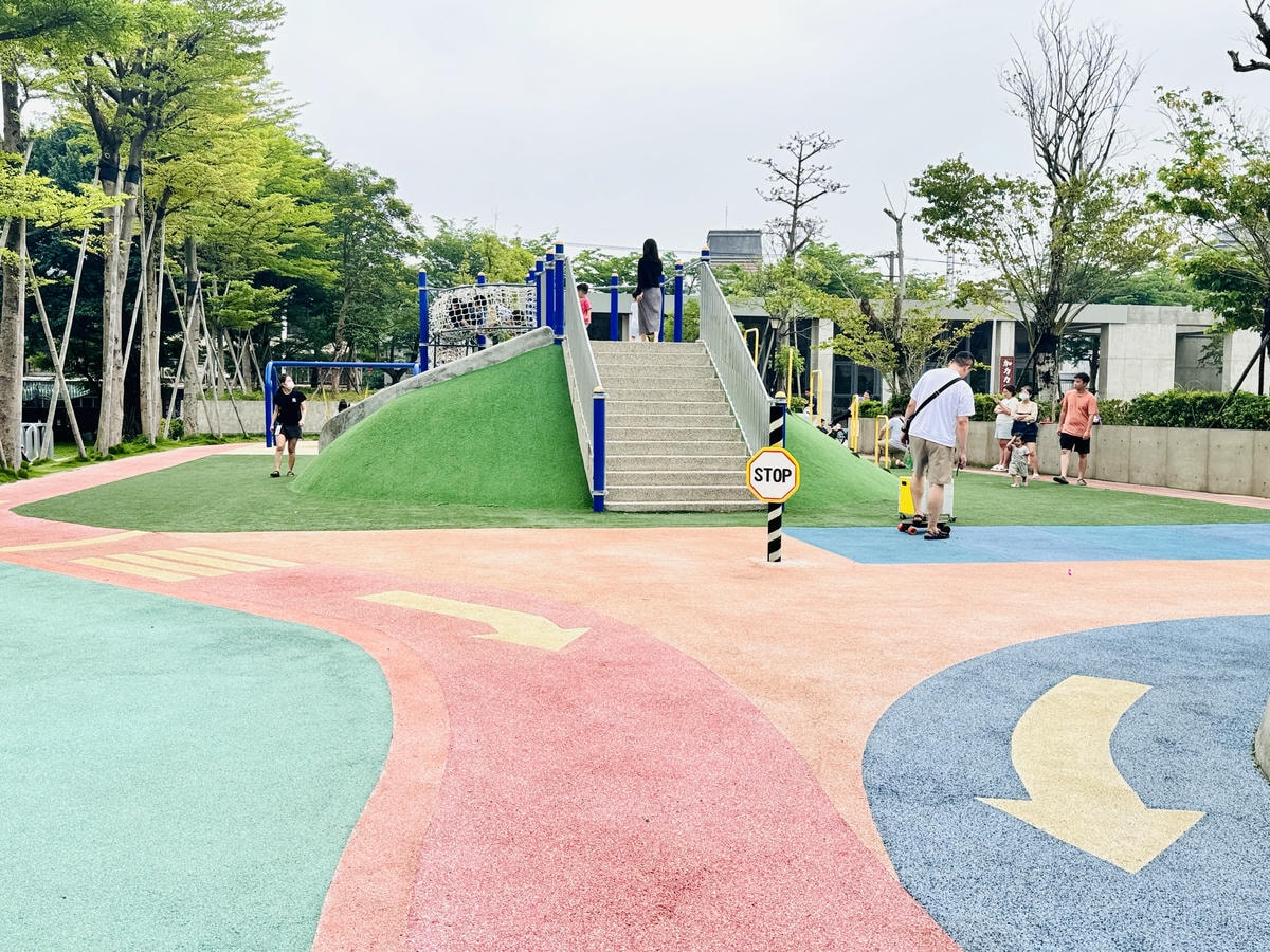 ★桃園親子景點推薦★中壢文化公園,小而巧的交通特色遊戲場, ★桃園親子景點推薦★中壢文化公園,小而巧的交通特色遊戲場,