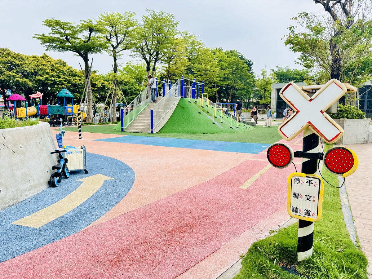 ★桃園親子景點推薦★中壢文化公園,小而巧的交通特色遊戲場, ★桃園親子景點推薦★中壢文化公園,小而巧的交通特色遊戲場,