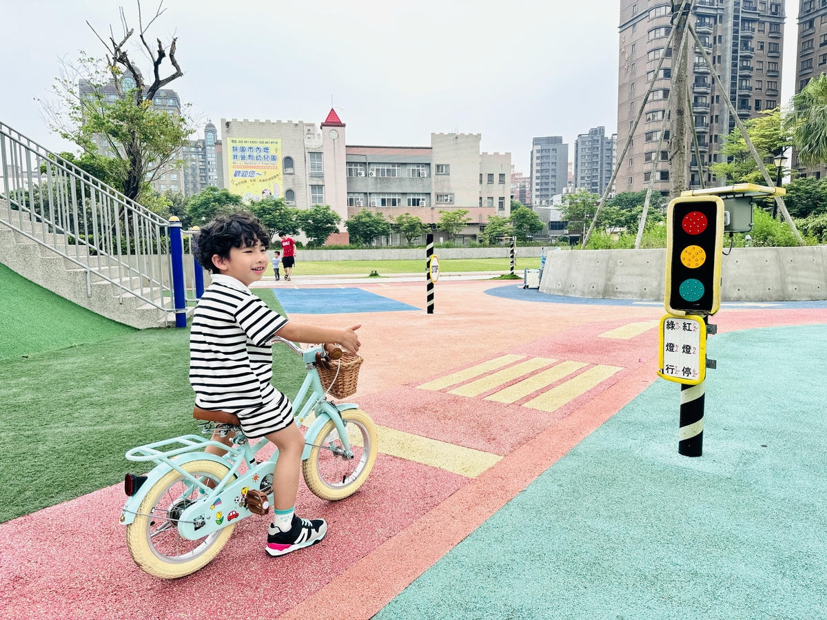 ★桃園親子景點推薦★中壢文化公園,小而巧的交通特色遊戲場, ★桃園親子景點推薦★中壢文化公園,小而巧的交通特色遊戲場,