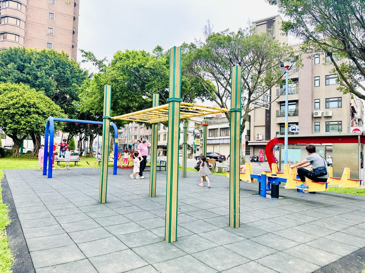 ★桃園親子景點推薦★中壢文化公園,小而巧的交通特色遊戲場, ★桃園親子景點推薦★中壢文化公園,小而巧的交通特色遊戲場,