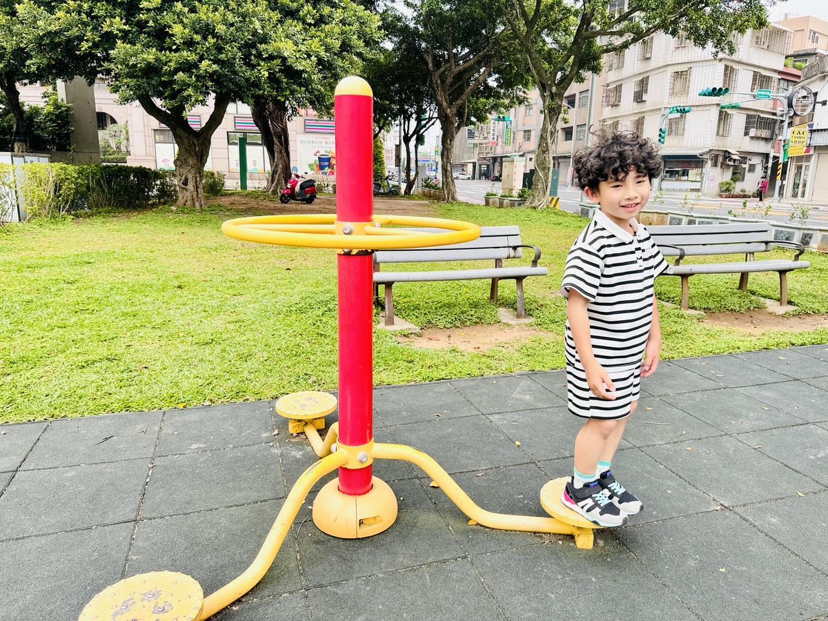 ★桃園親子景點推薦★中壢文化公園,小而巧的交通特色遊戲場, ★桃園親子景點推薦★中壢文化公園,小而巧的交通特色遊戲場,