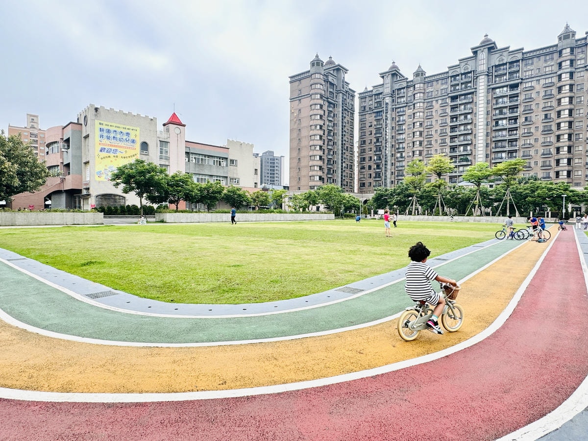 ★桃園親子景點推薦★中壢文化公園,小而巧的交通特色遊戲場, ★桃園親子景點推薦★中壢文化公園,小而巧的交通特色遊戲場,