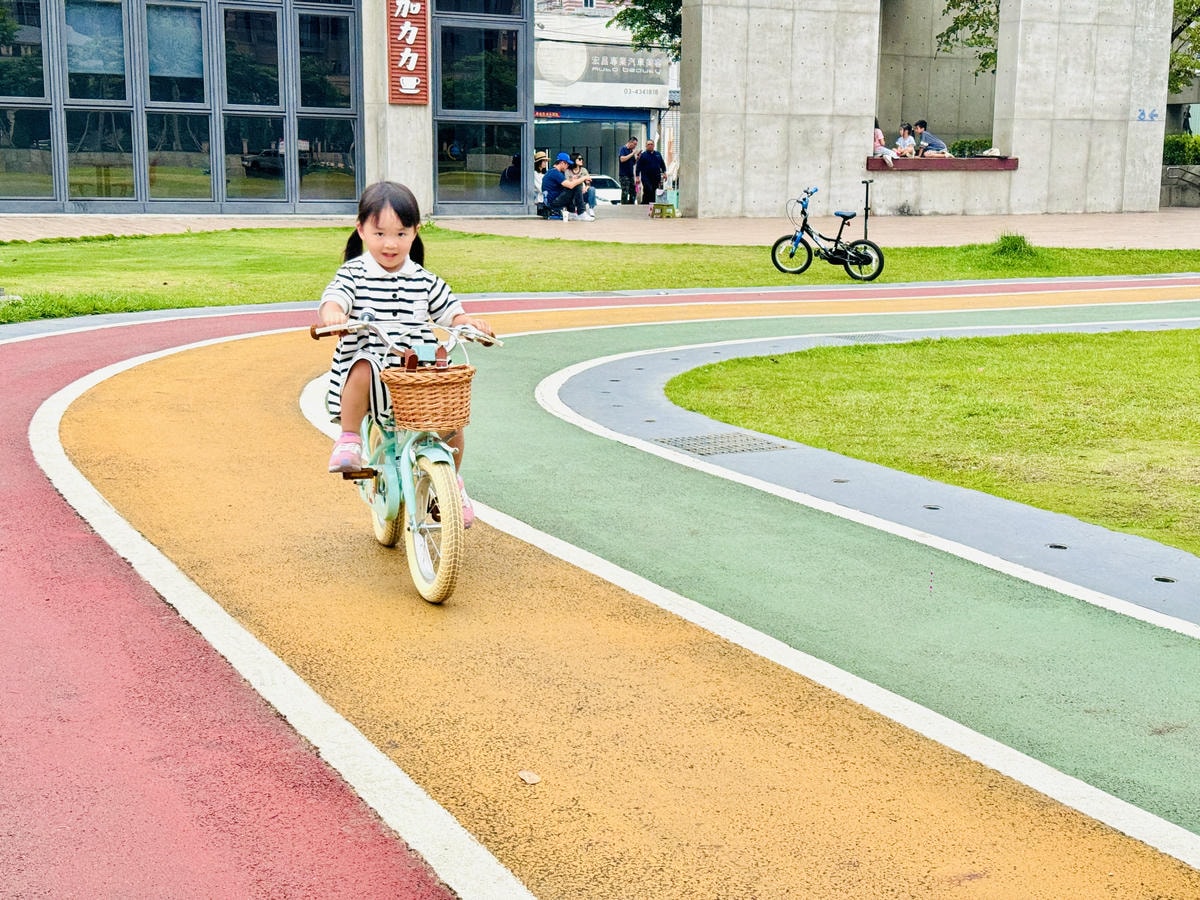 ★桃園親子景點推薦★中壢文化公園,小而巧的交通特色遊戲場, ★桃園親子景點推薦★中壢文化公園,小而巧的交通特色遊戲場,