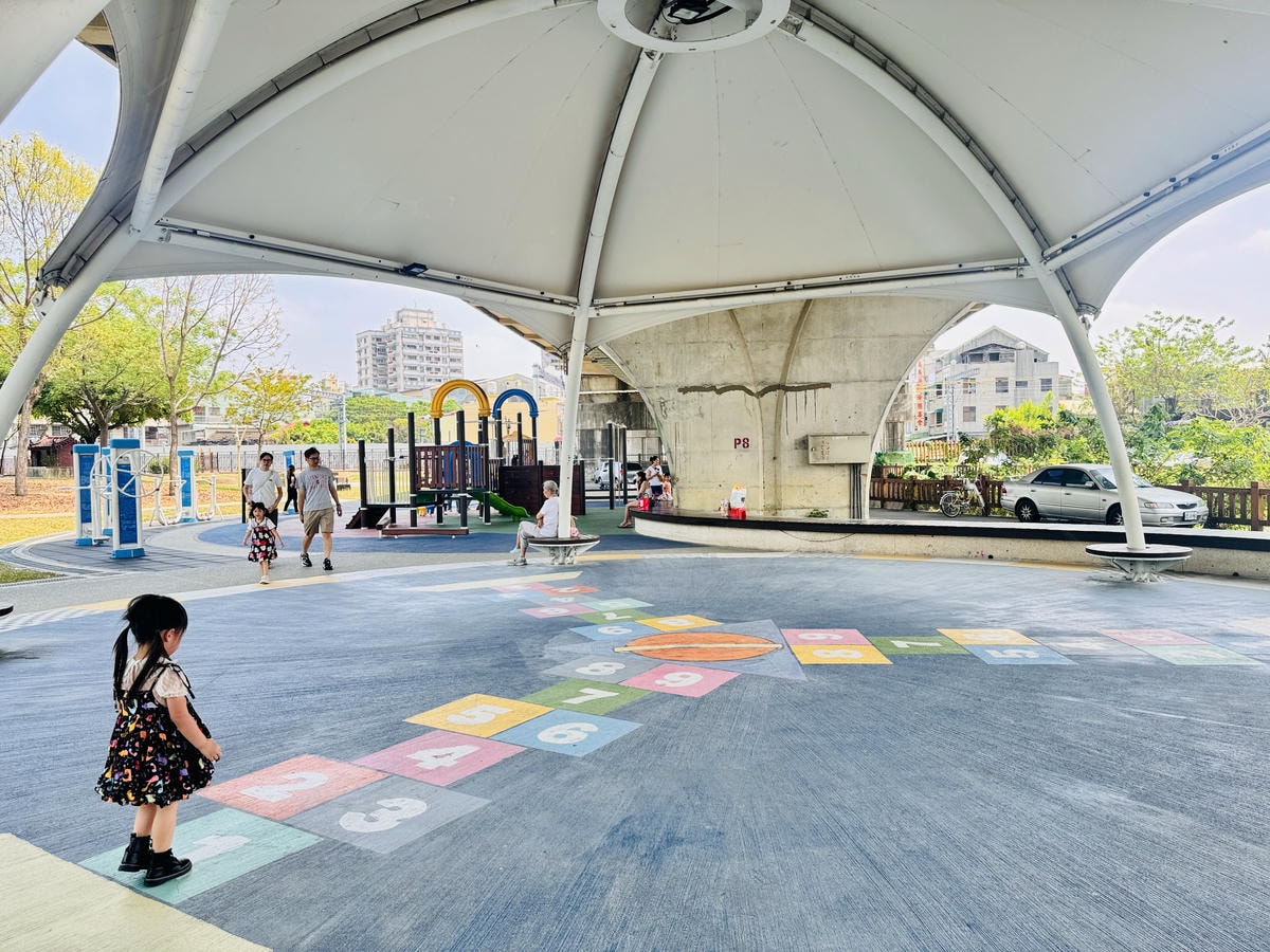 ★嘉義親子景點推薦★超吸睛飛碟機器人設計『番仔溝公園』,木造 ★嘉義親子景點推薦★超吸睛飛碟機器人設計『番仔溝公園』,木造