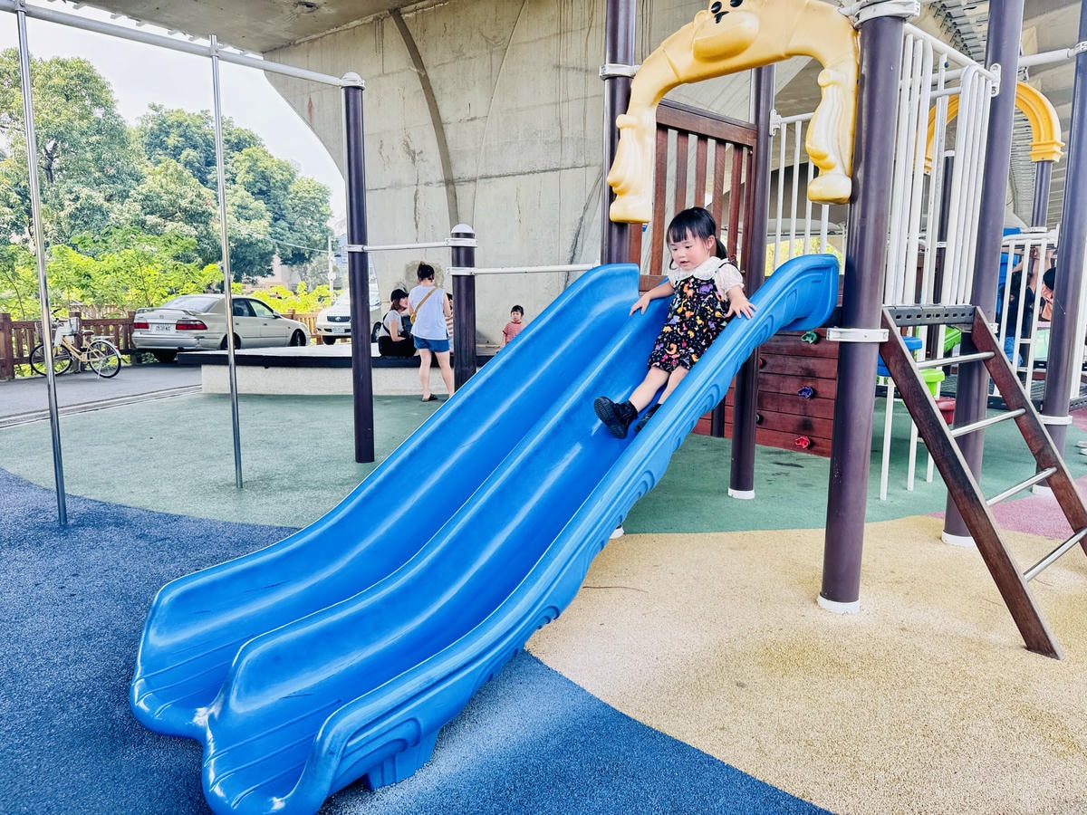 ★嘉義親子景點推薦★超吸睛飛碟機器人設計『番仔溝公園』,木造 ★嘉義親子景點推薦★超吸睛飛碟機器人設計『番仔溝公園』,木造