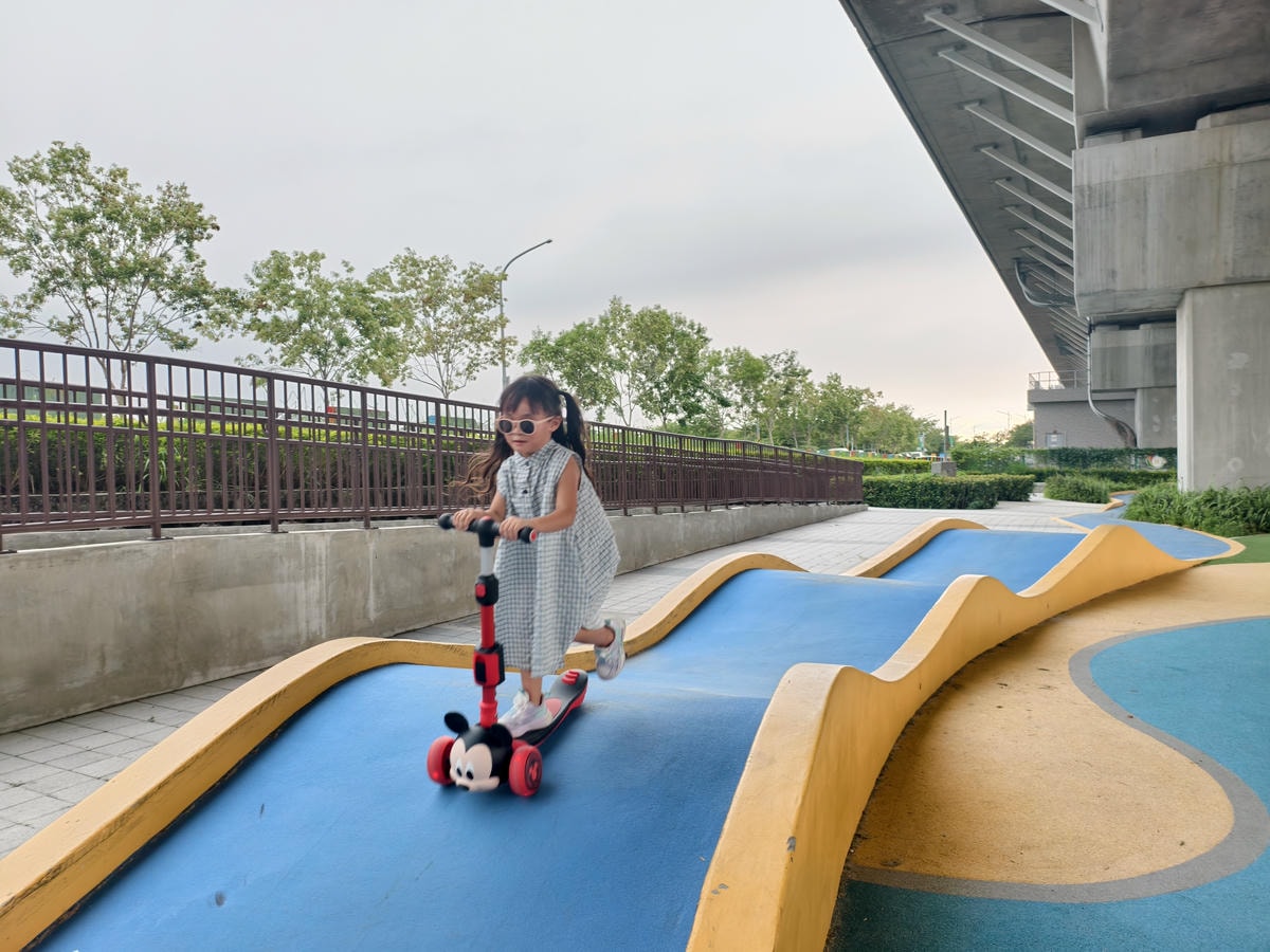 ★彰化親子景點推薦★田中滑步車公園,隱藏在高鐵橋下放電秘境, ★彰化親子景點推薦★田中滑步車公園,隱藏在高鐵橋下放電秘境,