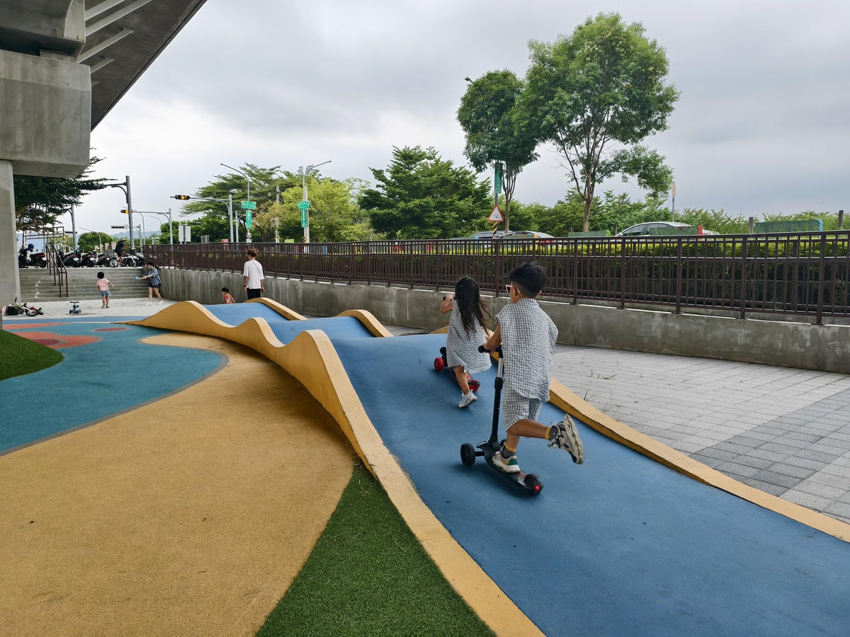 ★彰化親子景點推薦★田中滑步車公園,隱藏在高鐵橋下放電秘境, ★彰化親子景點推薦★田中滑步車公園,隱藏在高鐵橋下放電秘境,