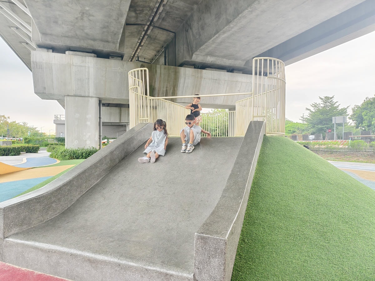 ★彰化親子景點推薦★田中滑步車公園,隱藏在高鐵橋下放電秘境, ★彰化親子景點推薦★田中滑步車公園,隱藏在高鐵橋下放電秘境,