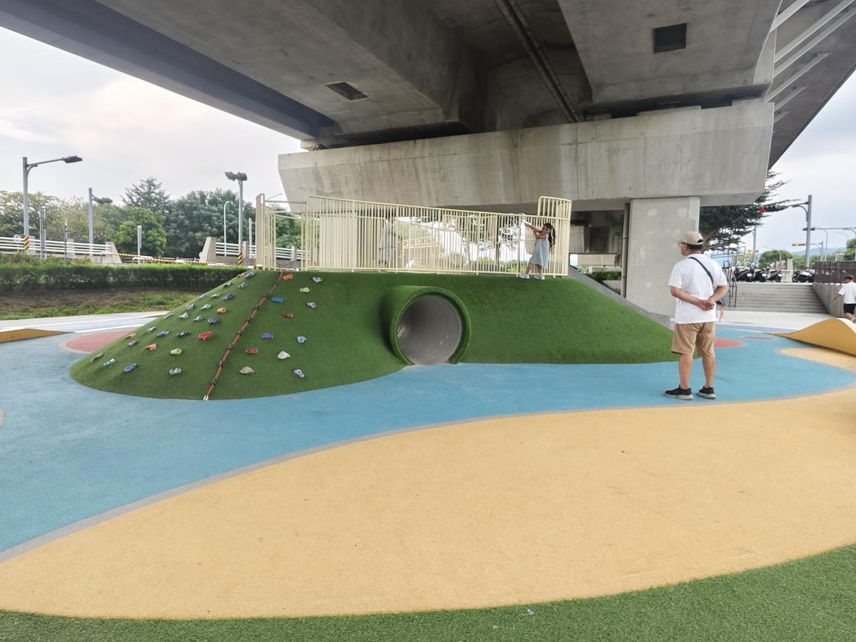 ★彰化親子景點推薦★田中滑步車公園,隱藏在高鐵橋下放電秘境, ★彰化親子景點推薦★田中滑步車公園,隱藏在高鐵橋下放電秘境,