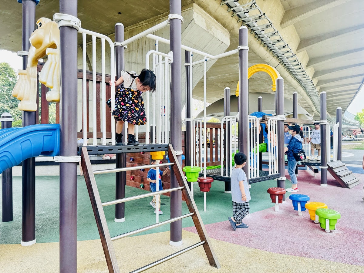 ★嘉義親子景點推薦★超吸睛飛碟機器人設計『番仔溝公園』,木造 ★嘉義親子景點推薦★超吸睛飛碟機器人設計『番仔溝公園』,木造