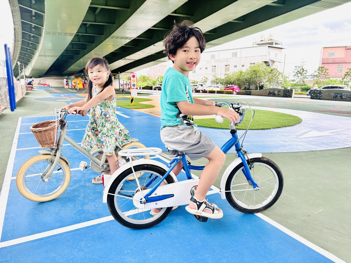 ★苗栗親子景點推薦★超好玩『頭份滑步車公園』全新大改造,S型 ★苗栗親子景點推薦★超好玩『頭份滑步車公園』全新大改造,S型