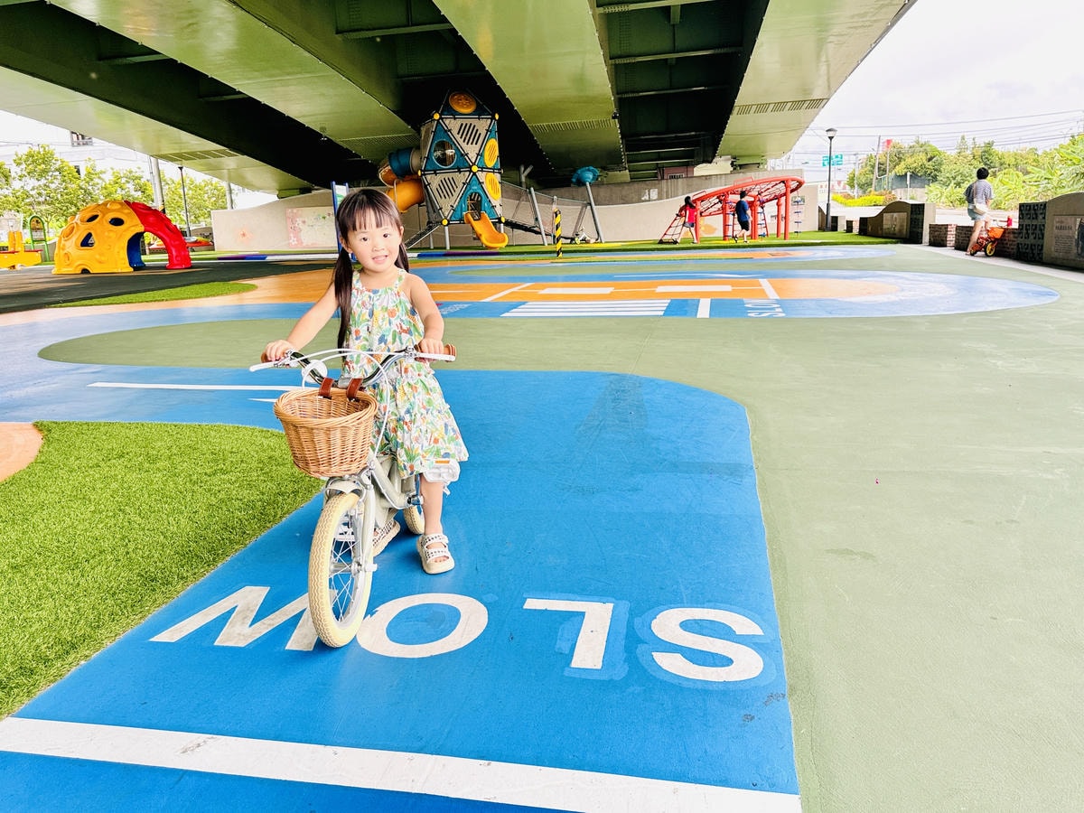 ★苗栗親子景點推薦★超好玩『頭份滑步車公園』全新大改造,S型 ★苗栗親子景點推薦★超好玩『頭份滑步車公園』全新大改造,S型