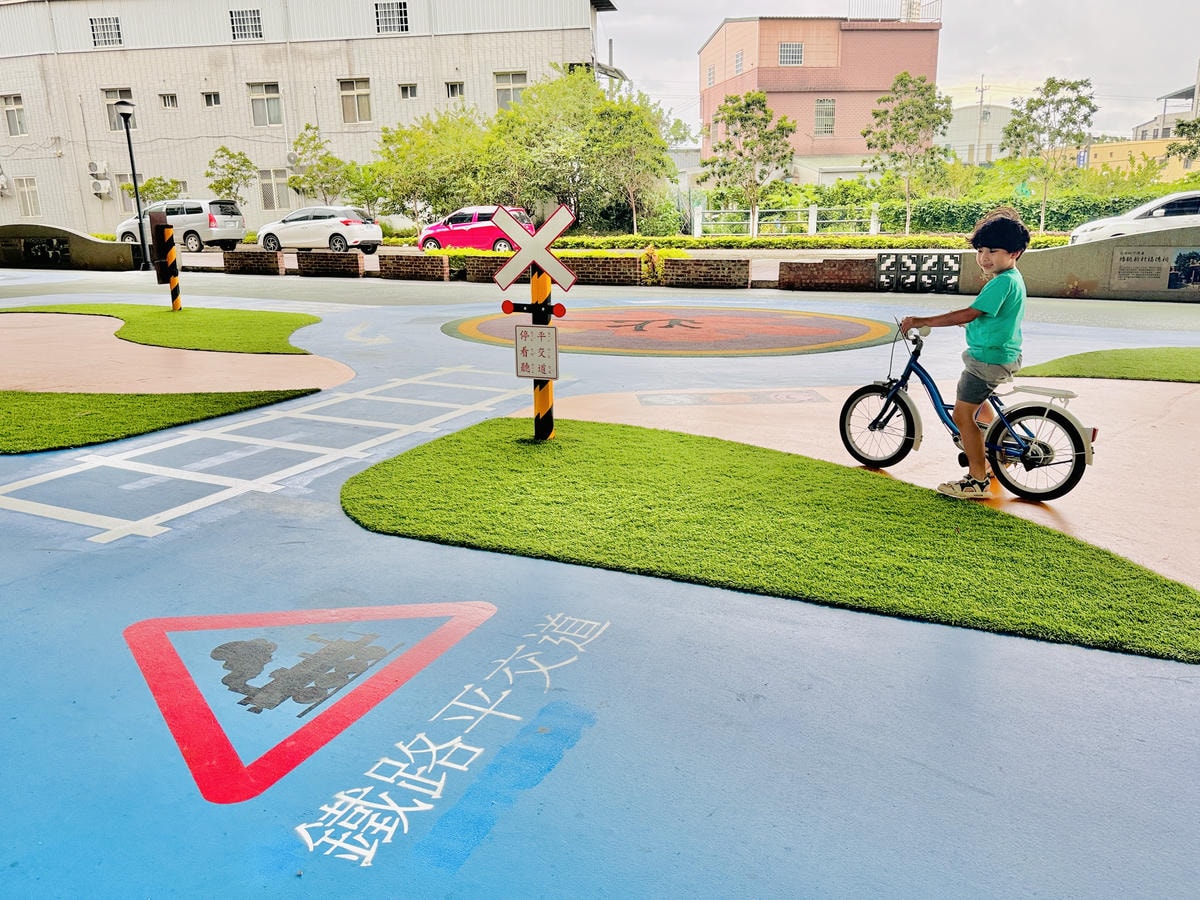 ★苗栗親子景點推薦★超好玩『頭份滑步車公園』全新大改造,S型 ★苗栗親子景點推薦★超好玩『頭份滑步車公園』全新大改造,S型