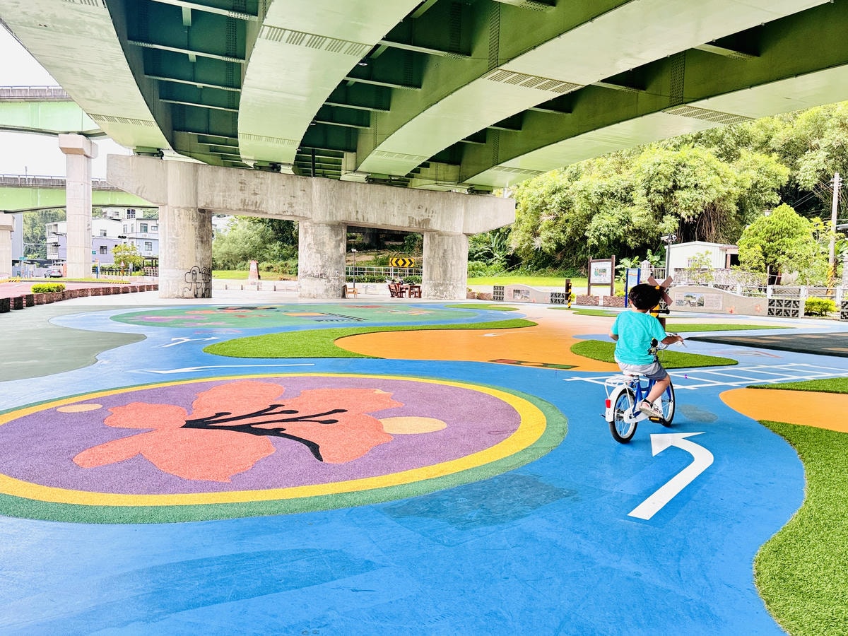 ★苗栗親子景點推薦★超好玩『頭份滑步車公園』全新大改造,S型 ★苗栗親子景點推薦★超好玩『頭份滑步車公園』全新大改造,S型