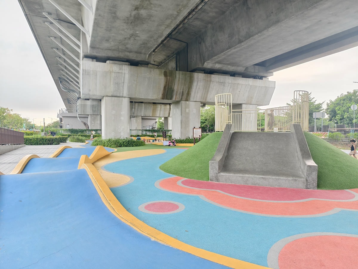★彰化親子景點推薦★田中滑步車公園,隱藏在高鐵橋下放電秘境, ★彰化親子景點推薦★田中滑步車公園,隱藏在高鐵橋下放電秘境,